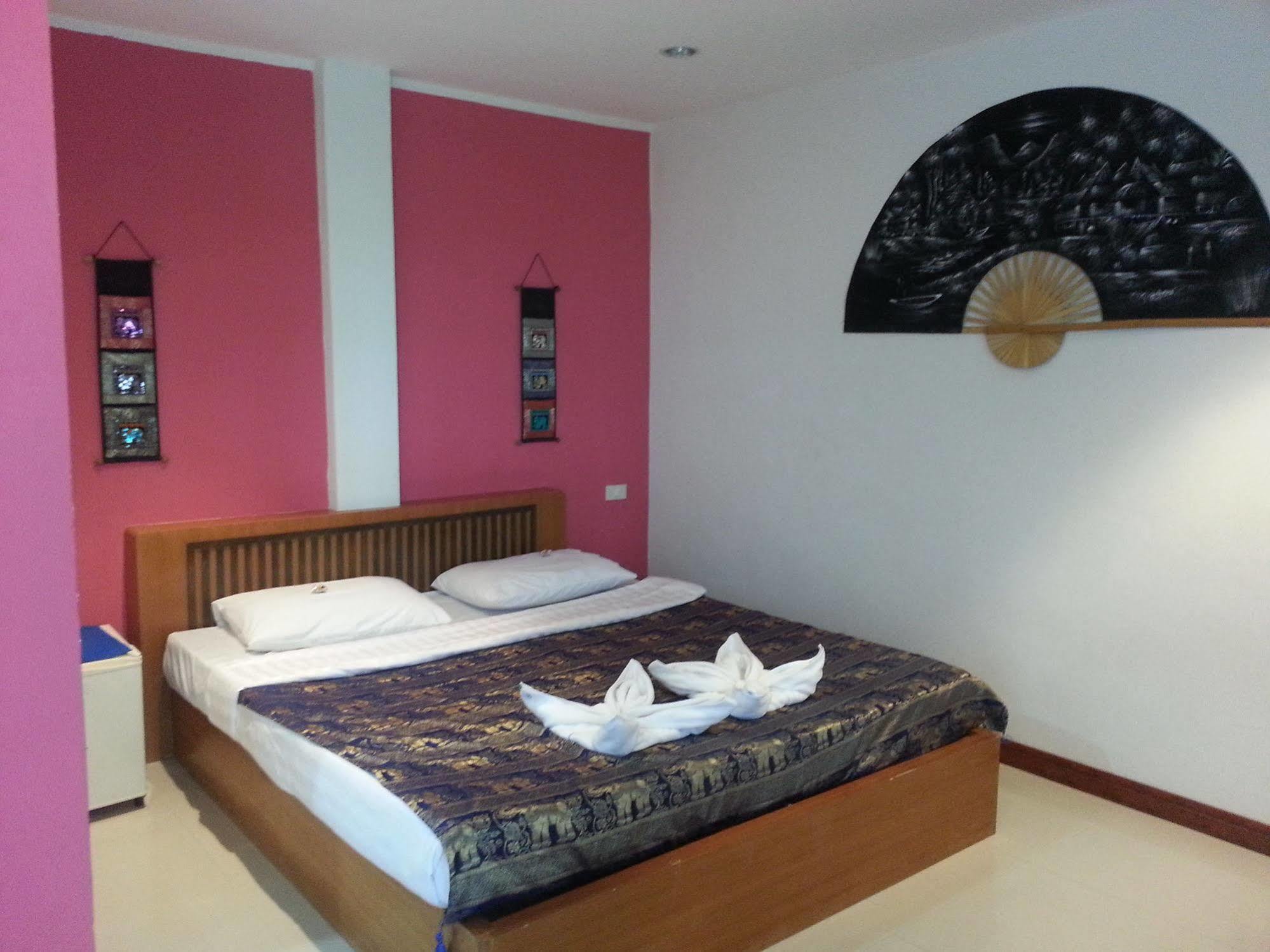 Dreams Guesthouse & Hostel Patong Extérieur photo