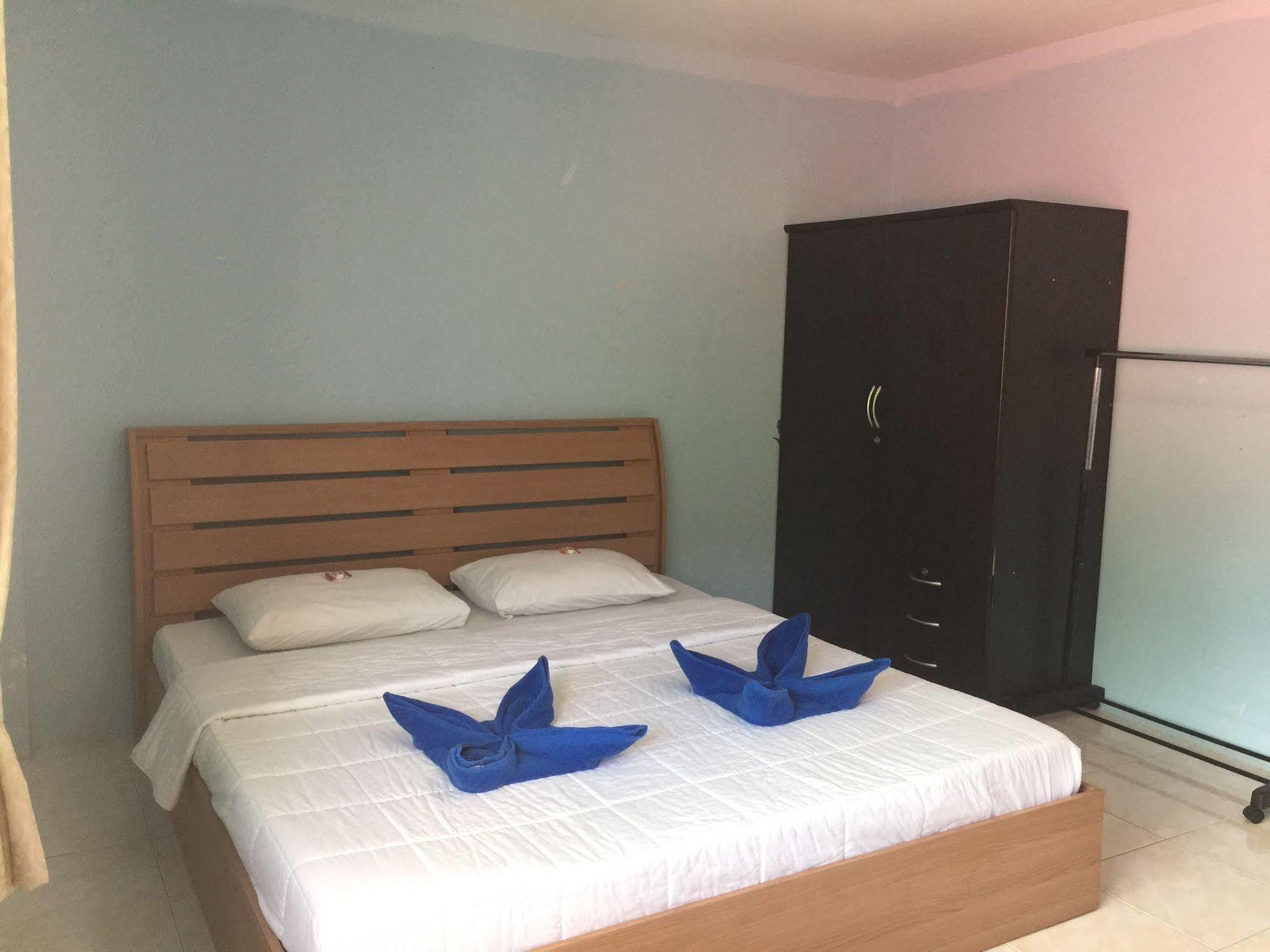 Dreams Guesthouse & Hostel Patong Extérieur photo