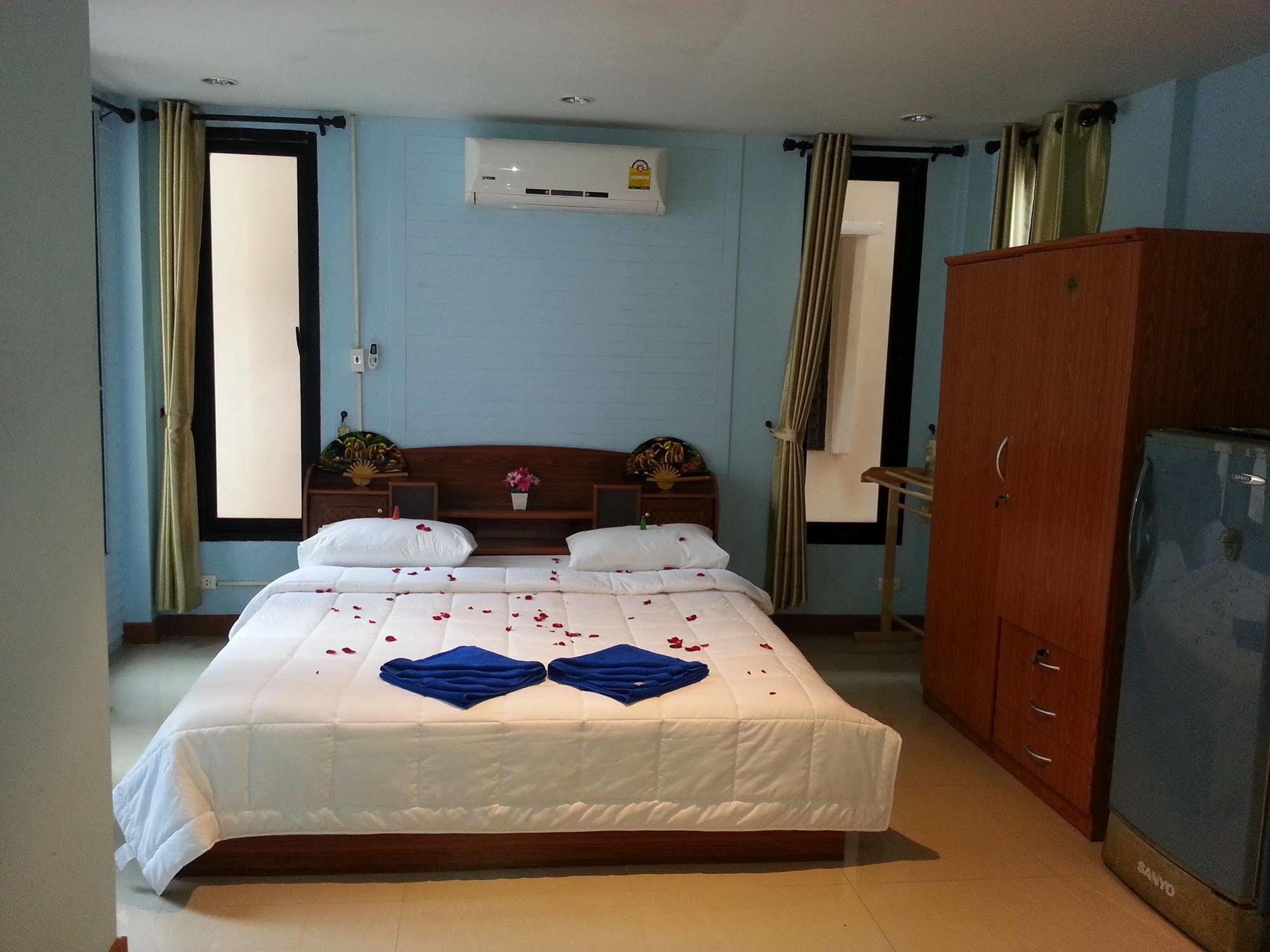 Dreams Guesthouse & Hostel Patong Extérieur photo